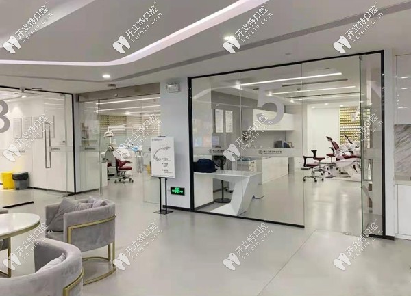 廣州穗江口腔做種植牙正規(guī)嗎，種一顆牙價(jià)格多少錢嘞？